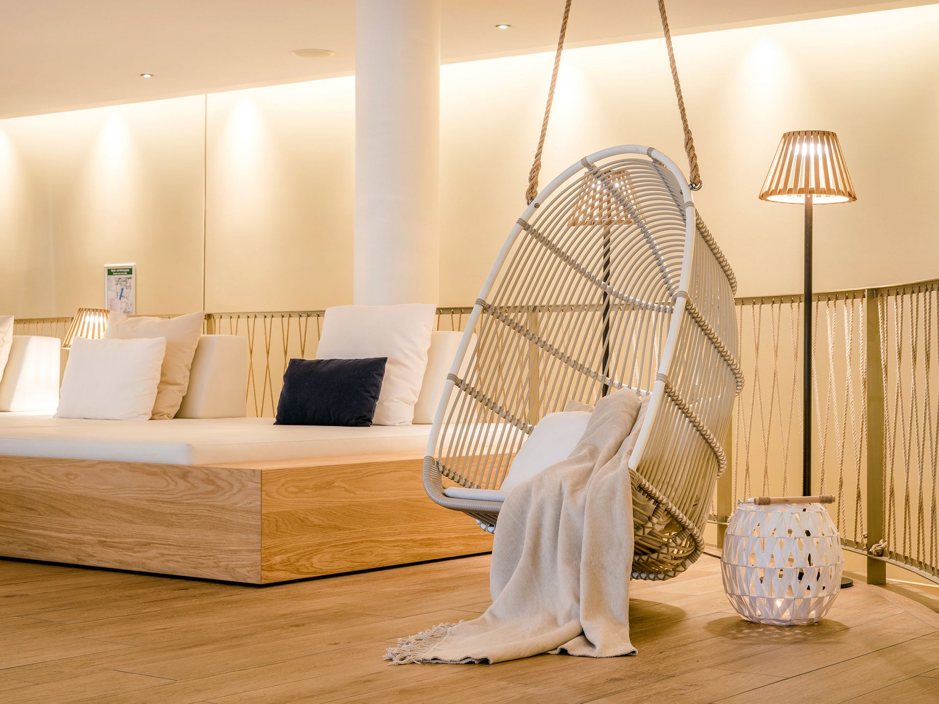 Seezeitlodge: Bildergalerie Gemütlicher Lounge-Bereich mit Hängesessel, Kissen und Stehleuchte