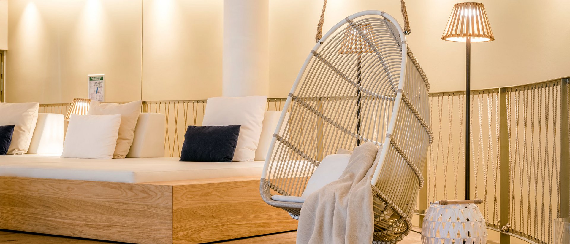 Seezeitlodge: Bildergalerie Gemütlicher Lounge-Bereich mit Hängesessel, Kissen und Stehleuchte