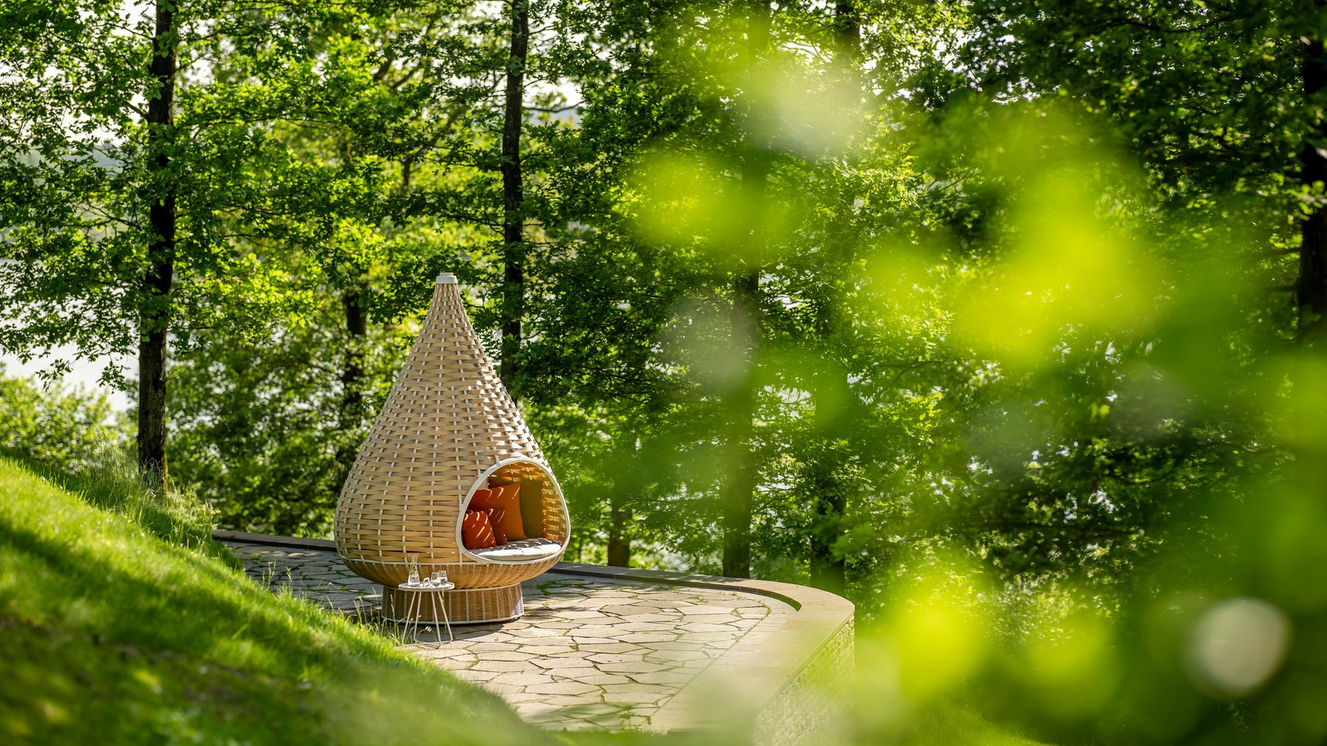 Seezeitlodge : protection des données Fauteuil en osier moderne sur terrasse pavée devant une forêt