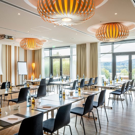 Conference hotel in Saarland: Seezeitlodge at Lake Bostalsee Conference room with chairs, tables and large windows overlooking greenery
