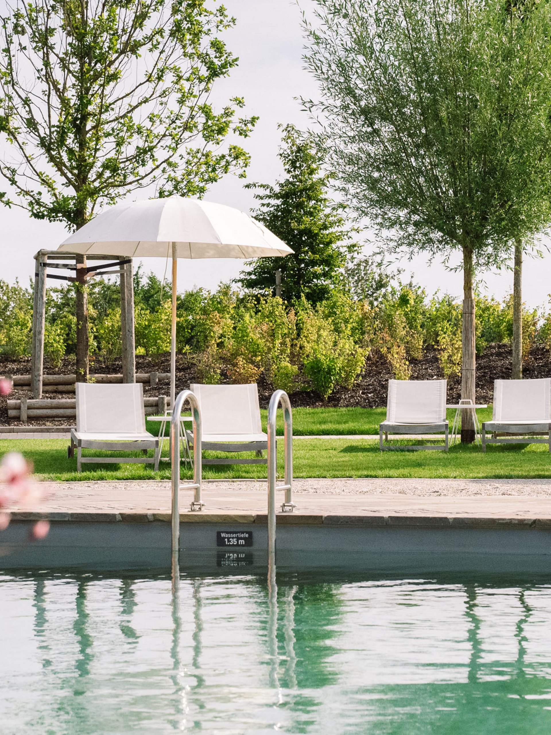 Seezeitlodge: Bildergalerie Schwimmbecken mit Liegestühlen und Sonnenschirmen in Grünanlage