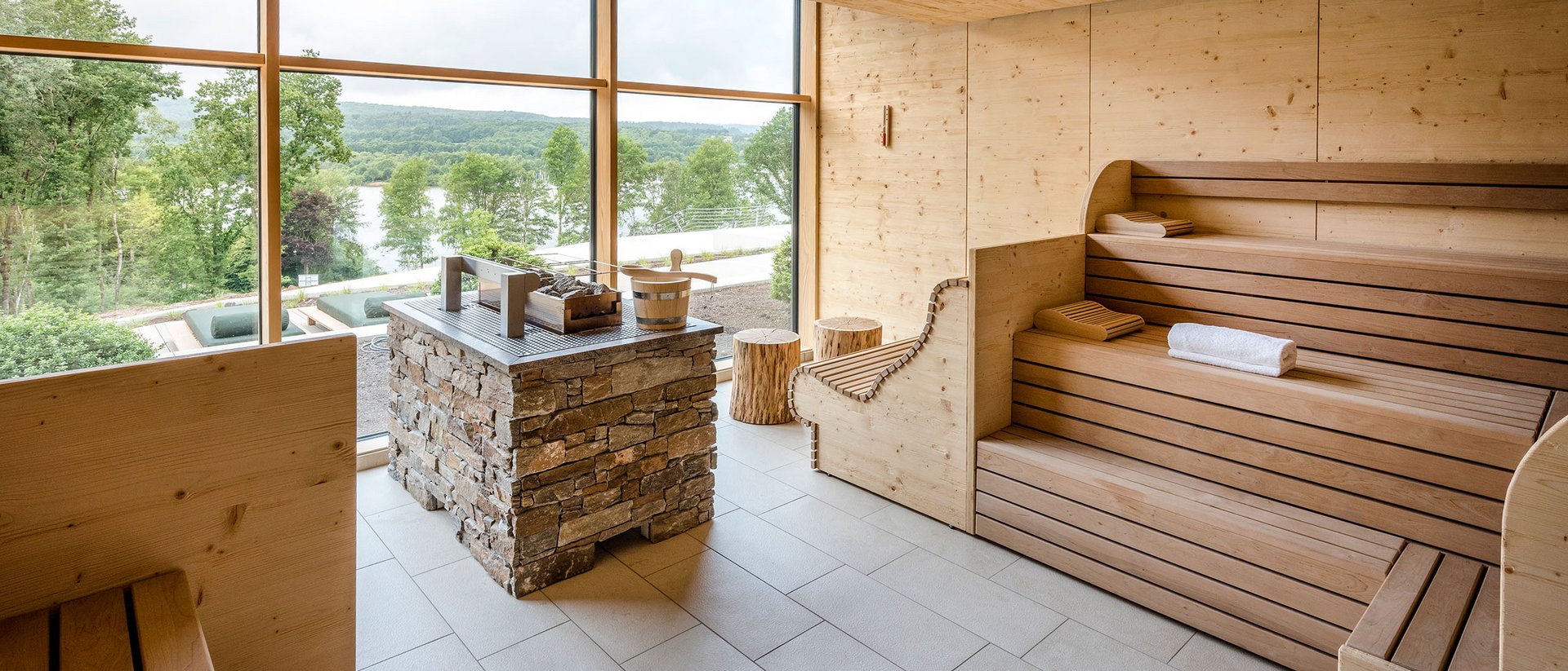 Seezeitlodge : Galerie photos Sauna moderne en bois avec grande fenêtre offrant une vue sur la nature