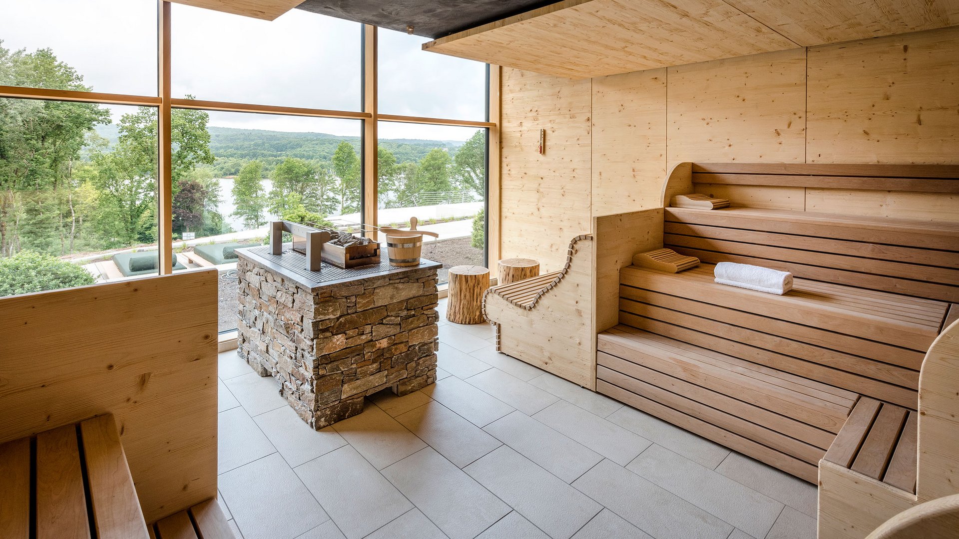 Seezeitlodge : Galerie photos Sauna moderne en bois avec grande fenêtre offrant une vue sur la nature