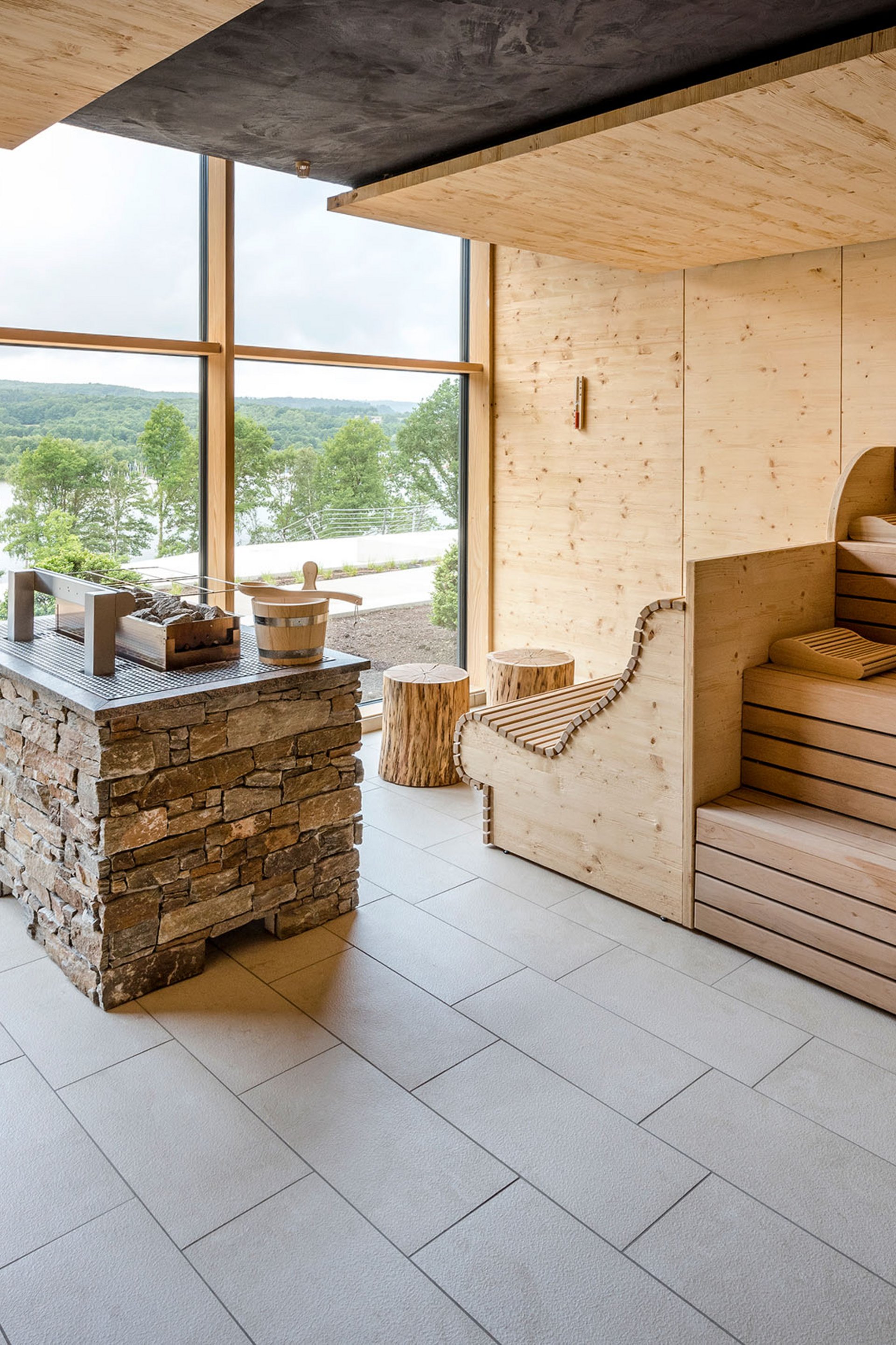 Seezeitlodge: Bildergalerie Moderne Sauna mit Holzinterieur und großem Fenster mit Blick auf grüne Landschaft