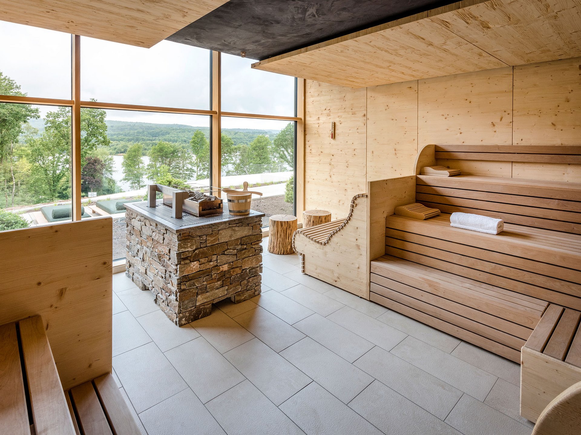 Seezeitlodge : Day Spa au bord du lac de Bostal Sauna moderne en bois avec grande fenêtre offrant une vue sur la nature