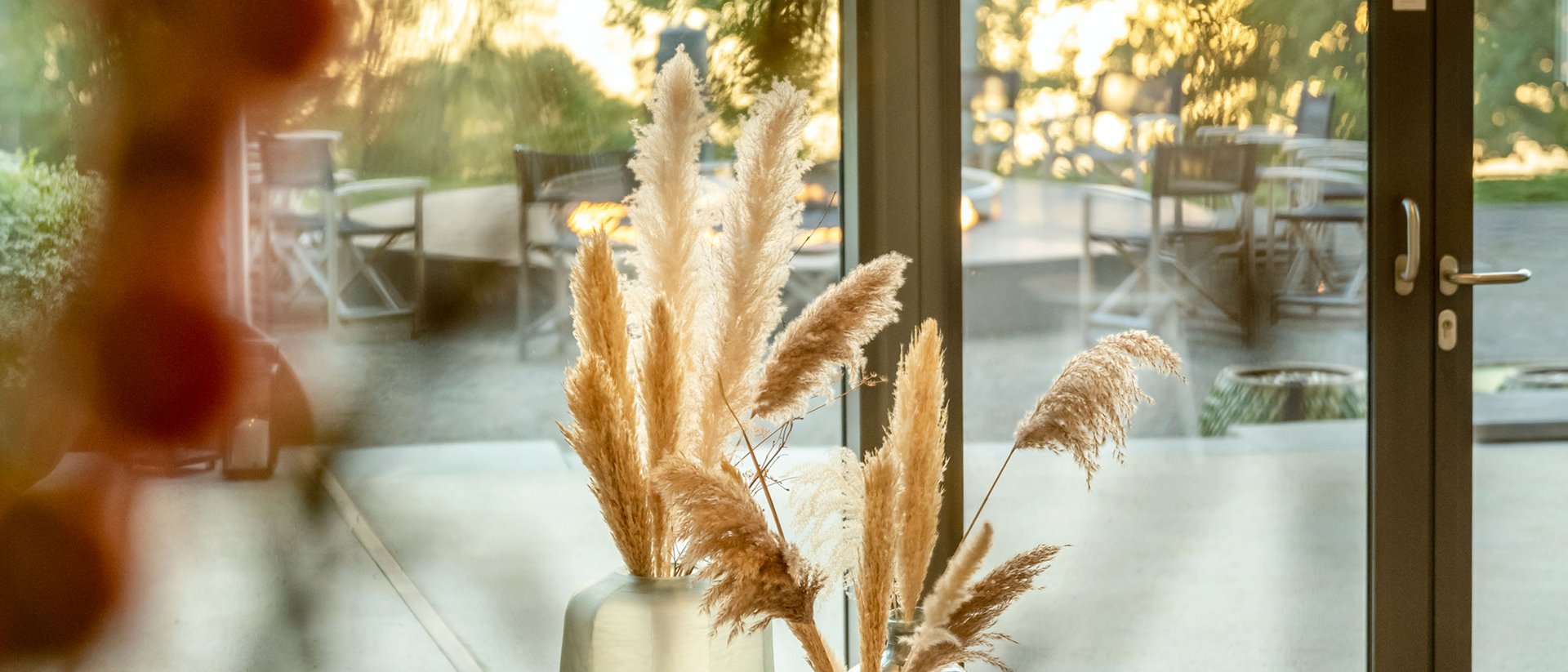 Seezeitlodge: Bildergalerie Gemütlicher Innenbereich mit Blick auf Terrasse und See bei Sonnenuntergang