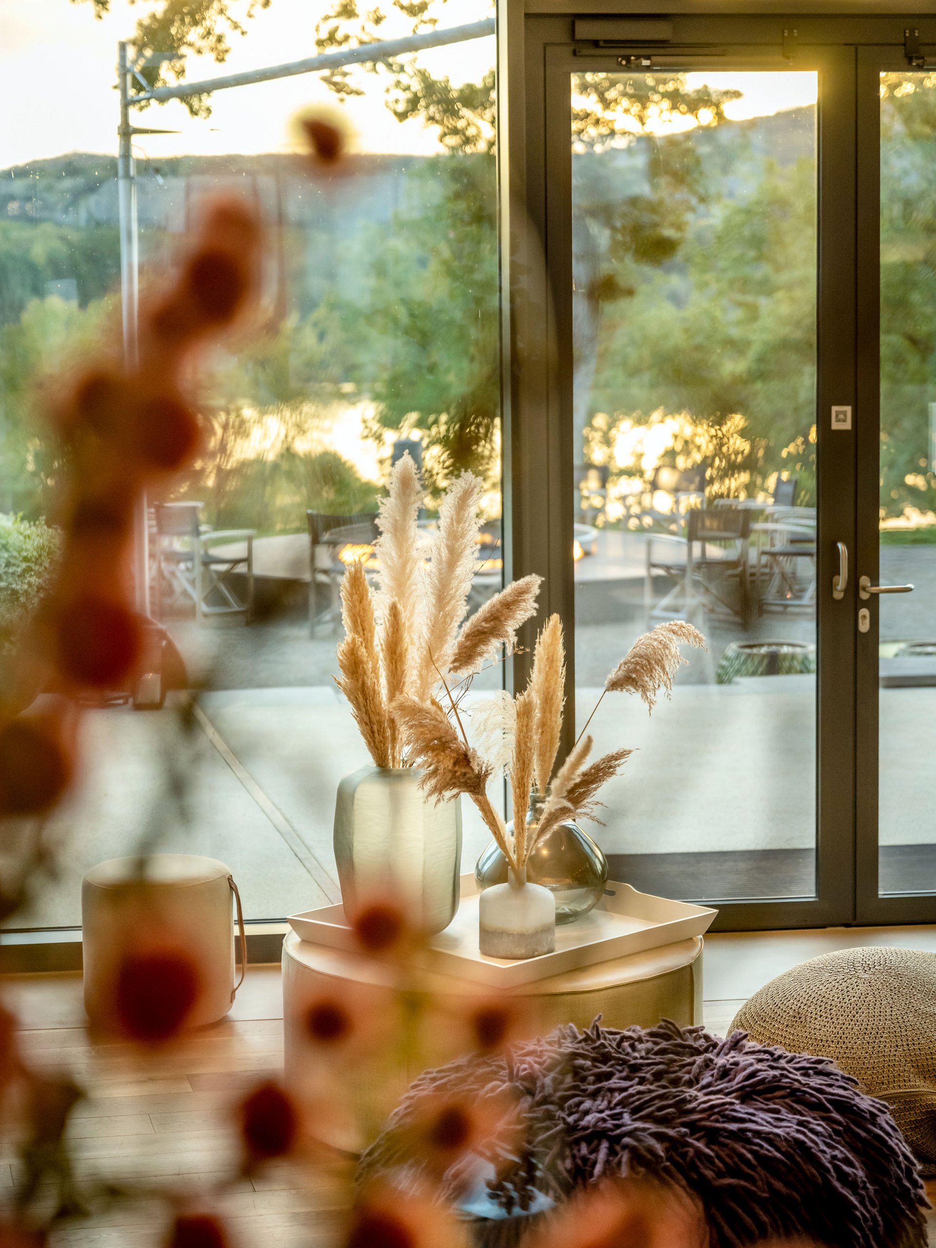 Seezeitlodge: Bildergalerie Gemütlicher Innenbereich mit Blick auf Terrasse und See bei Sonnenuntergang