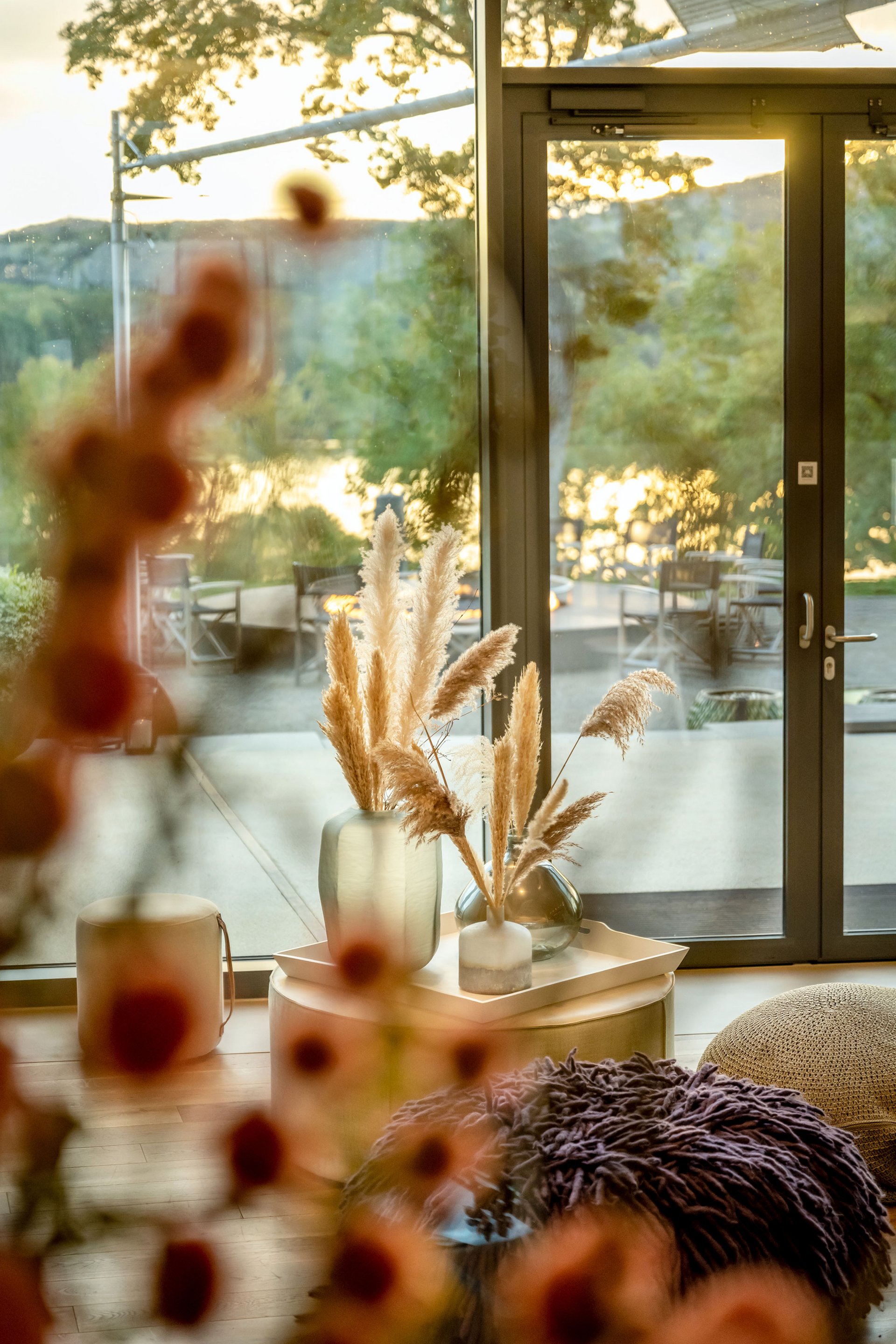 Seezeitlodge : Galerie photos Intérieur confortable avec vue sur terrasse et lac au coucher du soleil