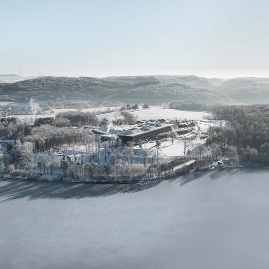 Die Seezeitlodge: Ihr Hotel am Bostalsee Luftaufnahme einer verschneiten Halbinsel mit Gebäuden inmitten eines zugefrorenen Sees