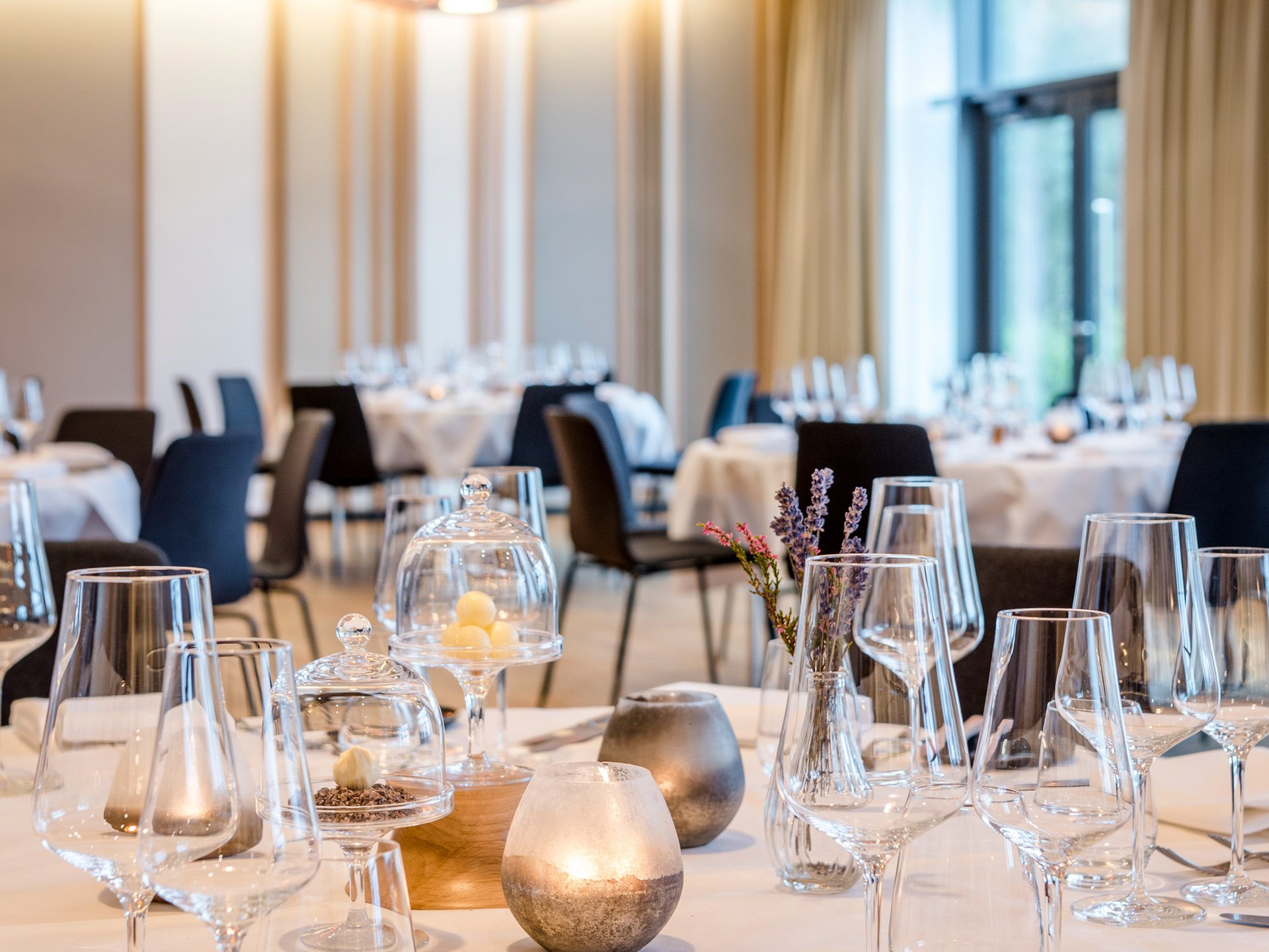 Samhain - Keltische Feiertage im Porträt | Seezeitlodge Elegant gedeckter Tisch in modernem Restaurant mit Kerzen und Glaswaren