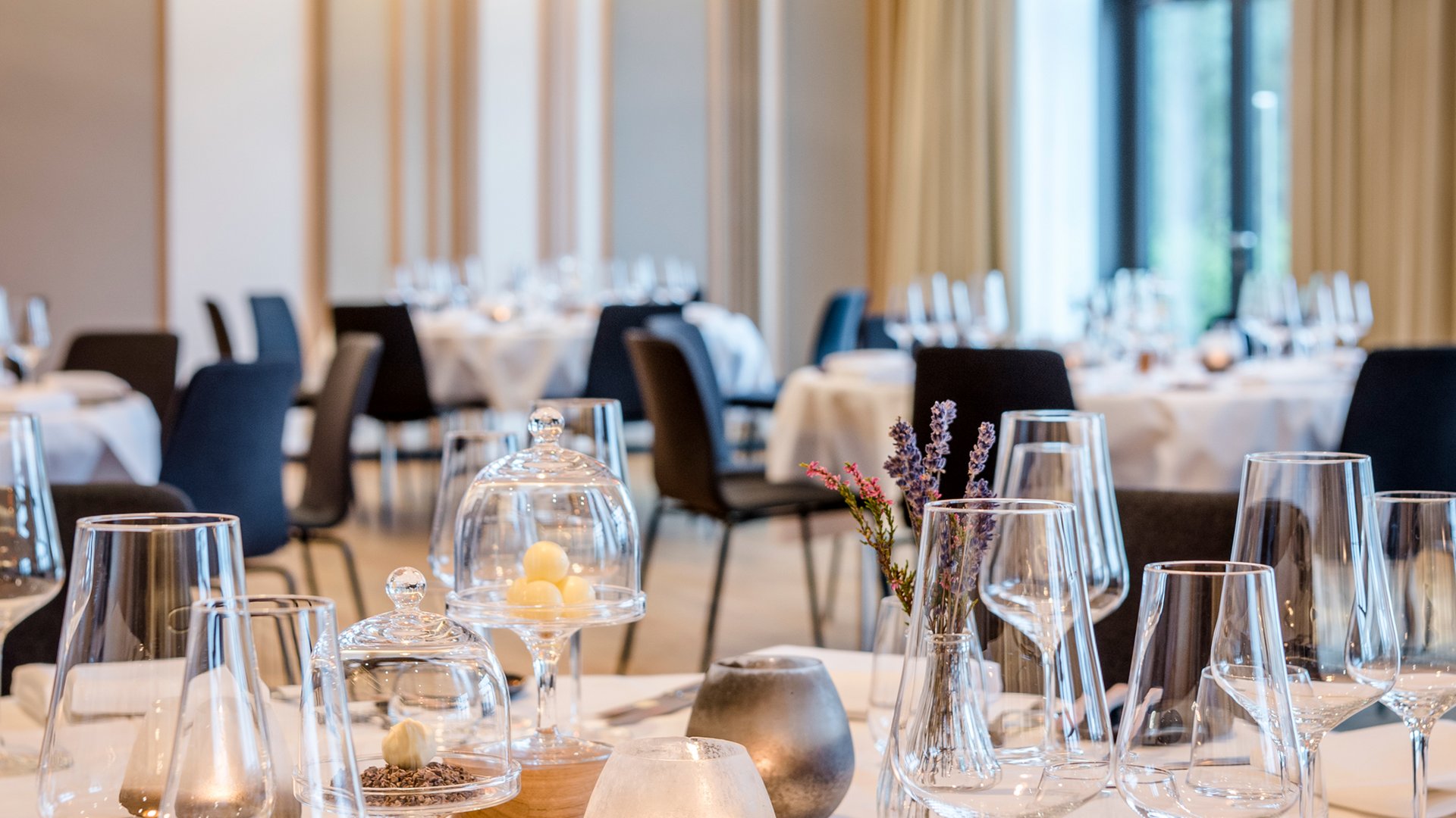 Seezeitlodge: Lieblingsgeschichten Elegant gedeckter Tisch in modernem Restaurant mit Kerzen und Glaswaren