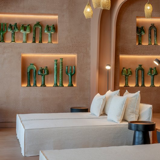 Design hotel Germany: your retreat at Lake Bostalsee Modern lounge with white sofas and green sculptures on the wall