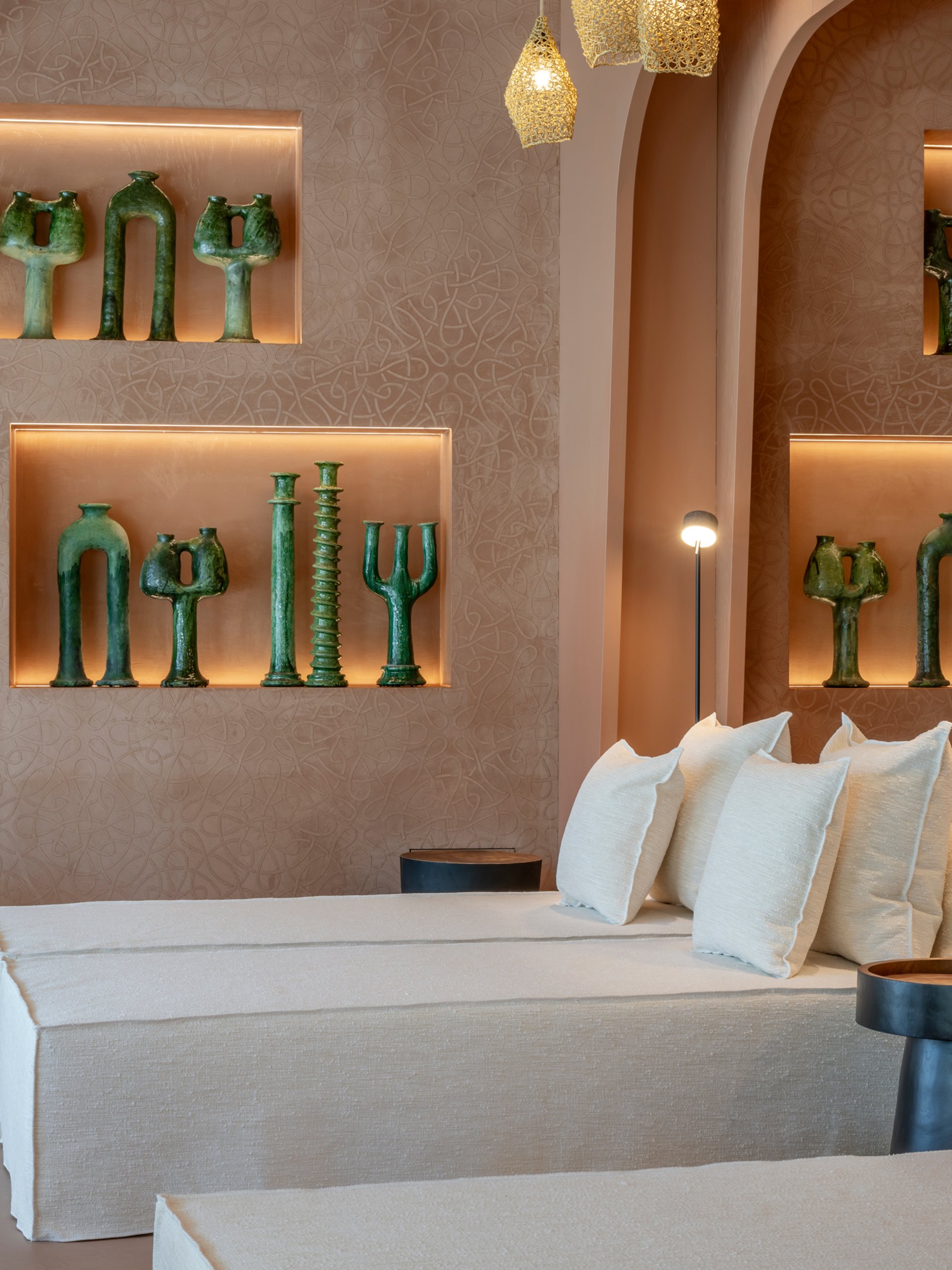 Seezeitlodge: Bildergalerie Moderne Lounge mit weißen Sofas und grünen Skulpturen an der Wand