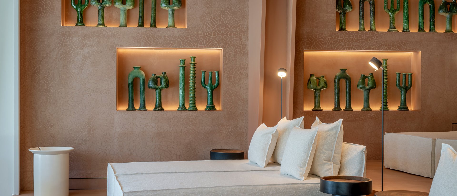 Seezeitlodge: Bildergalerie Moderne Lounge mit weißen Sofas und grünen Skulpturen an der Wand