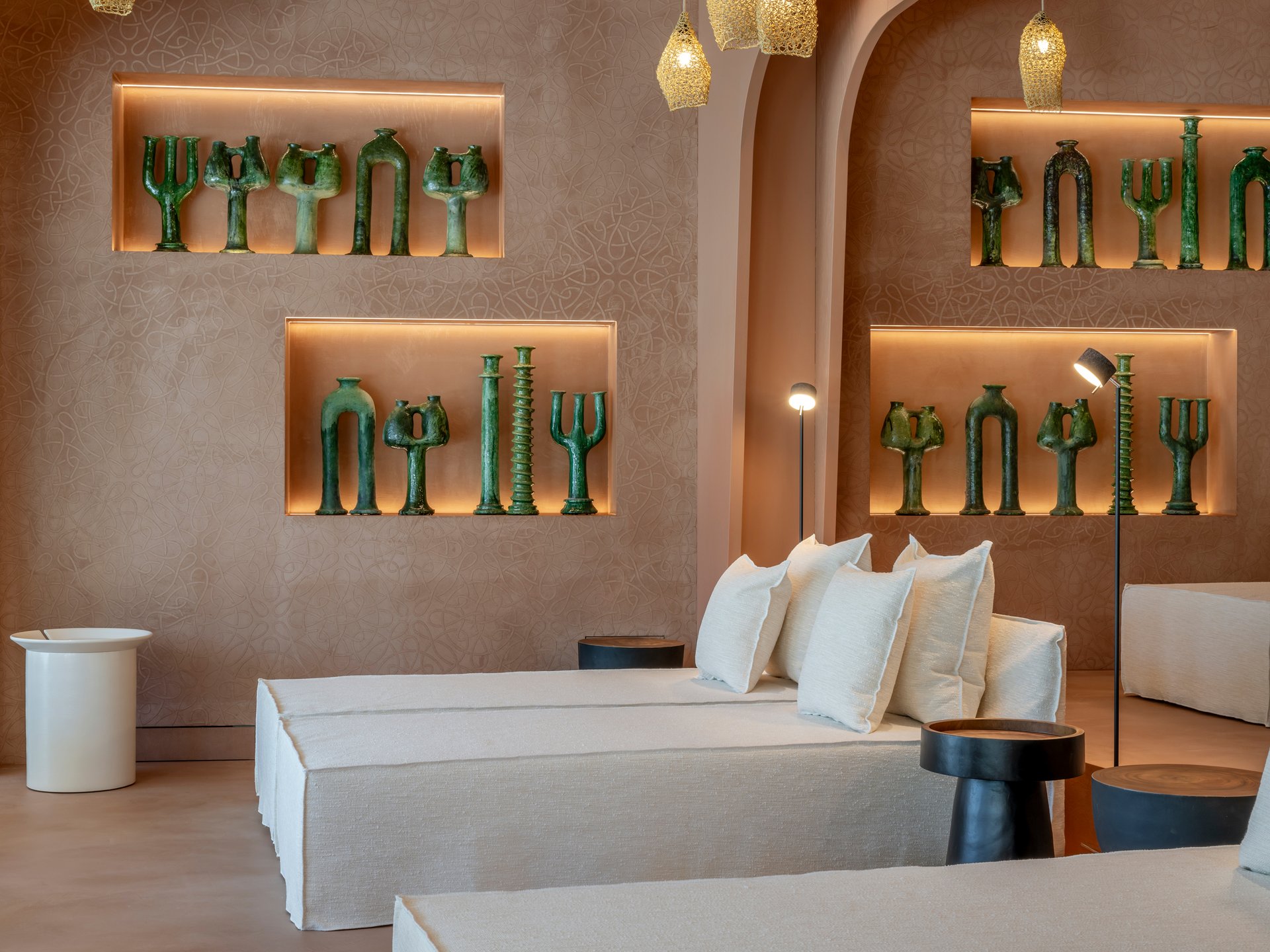 Seezeitlodge: Bildergalerie Moderne Lounge mit weißen Sofas und grünen Skulpturen an der Wand