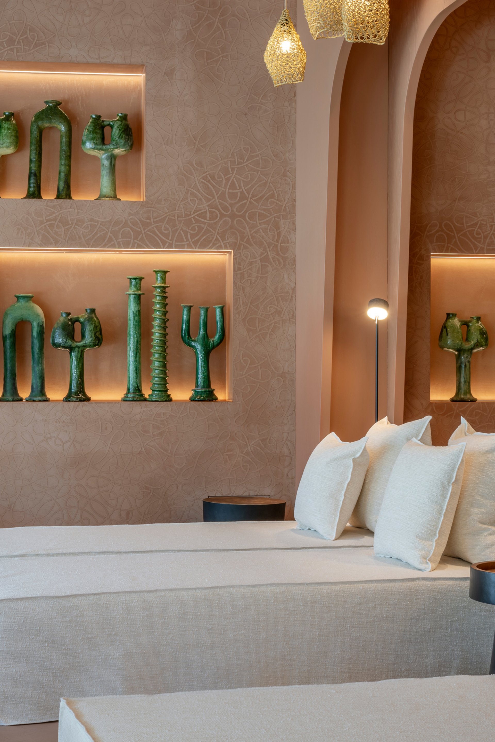 Seezeitlodge : Galerie photos Salon moderne avec canapés blancs et sculptures vertes au mur