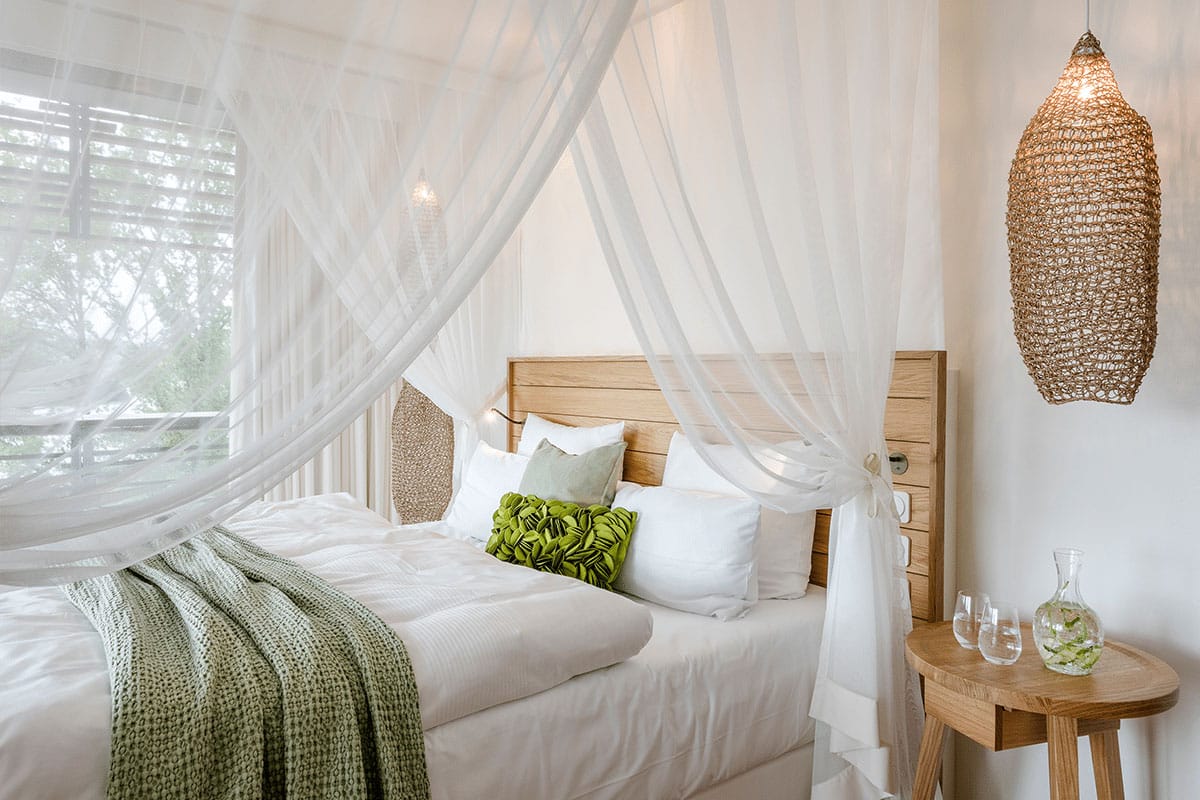 Bett in der kleinen Waldsuite und Waldloge - Seezeitlodge Hotel & Spa